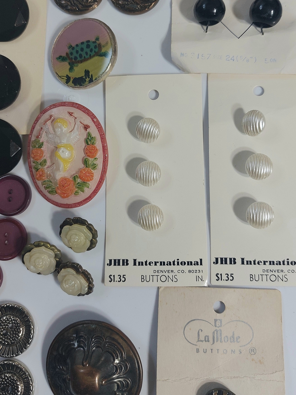 Assorted Vintage Buttons Lot - Black, Red, Pink, Gold, Cream - Picture 3 of 9